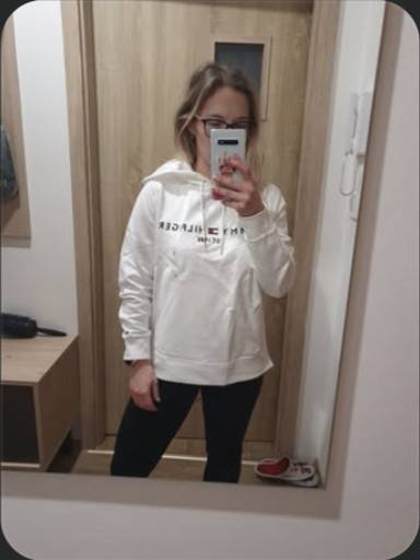 Členka skupiny v kusu od FashionUS