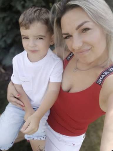 Členka skupiny v kusu od FashionUS