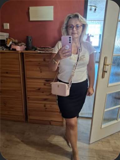 Členka skupiny v kusu od FashionUS