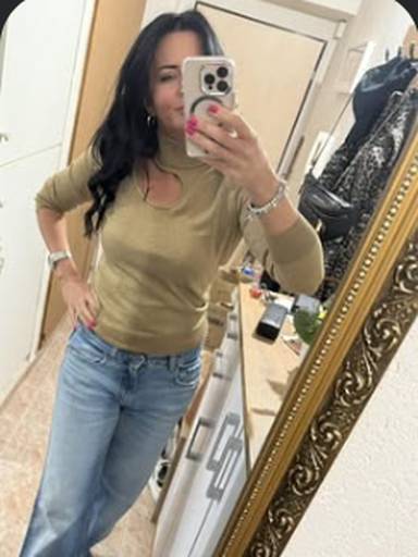 Členka skupiny v kusu od FashionUS