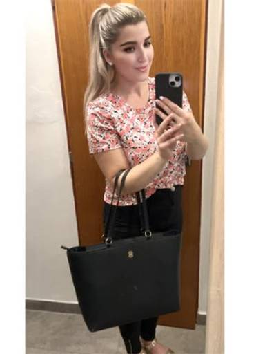 Členka skupiny v kusu od FashionUS