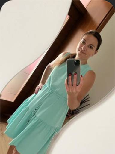 Členka skupiny v kusu od FashionUS