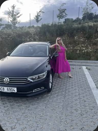 Členka skupiny v kusu od FashionUS